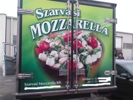 Szarvasi mozzarella dobozos autódekoráció, autó dekoráció 