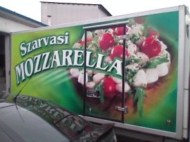 Szarvasi mozzarella dobozos autódekoráció, autó dekoráció 